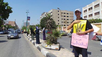 سلسلة بشرية لطلاب ضد الانقلاب ببني سويف للتنديد بمجزرة الأمس