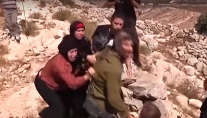 بالفيديو.. فلسطينيات يحررن طفلاً بالقوة من قبضة جندي إسرائيلي
