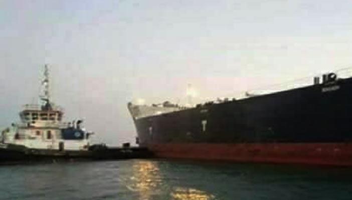 بالصور.. شحوط سفينة أوكرانية يعطل الملاحة بقناة السويس