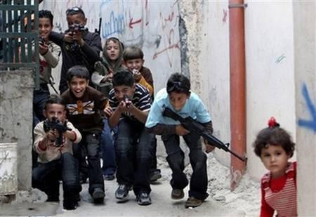 “حماس وشاؤول” لعبة أطفال فلسطين بعد الحرب