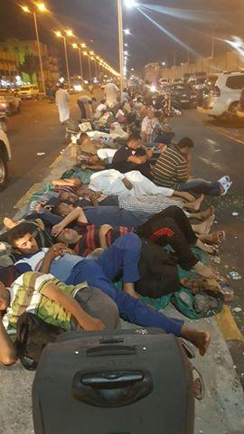 مسافرون يفترشون أرض ميناء سفاجا.. وفيس بوك :”دول اللي هيدفعوا ضريبة”