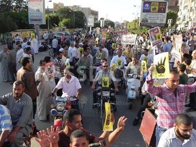 سلاسل بشرية رفضاً للانقلاب بالفيوم