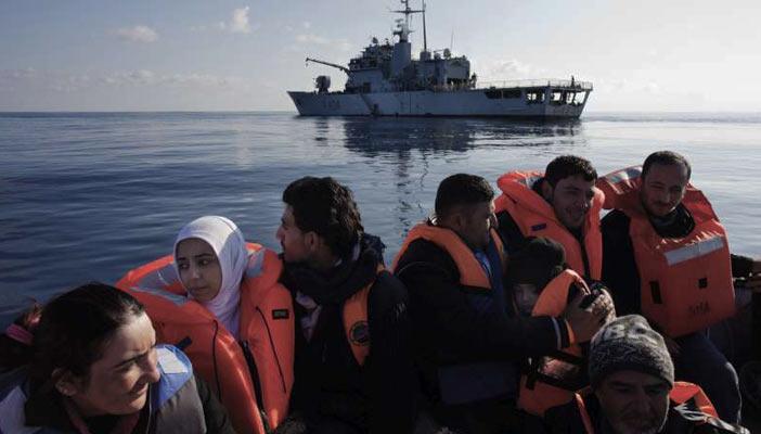 سفينة صيد تركية تنقذ 49 لاجئًا سوريًا في بحر إيجة