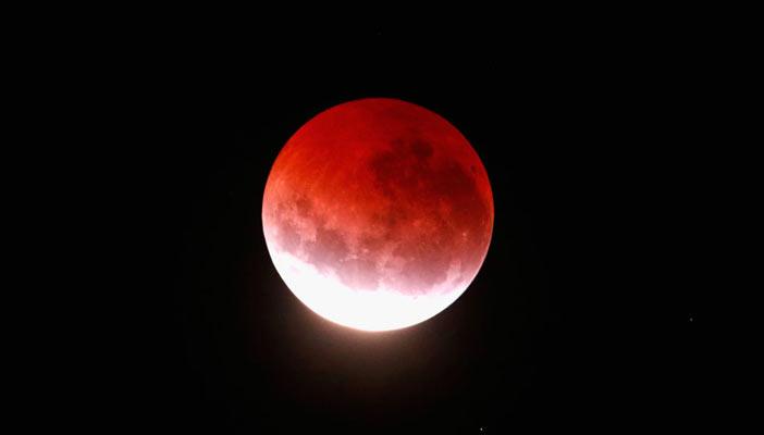 القمر الأحمر ينبئ بنهاية العالم آخر الشهر الحالي