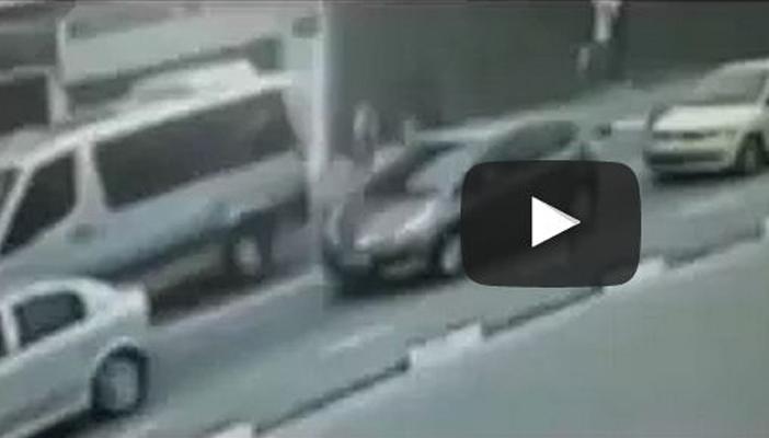 بالفيديو .. سرقة سيارة خلال إشارة المرور في وضح النهار