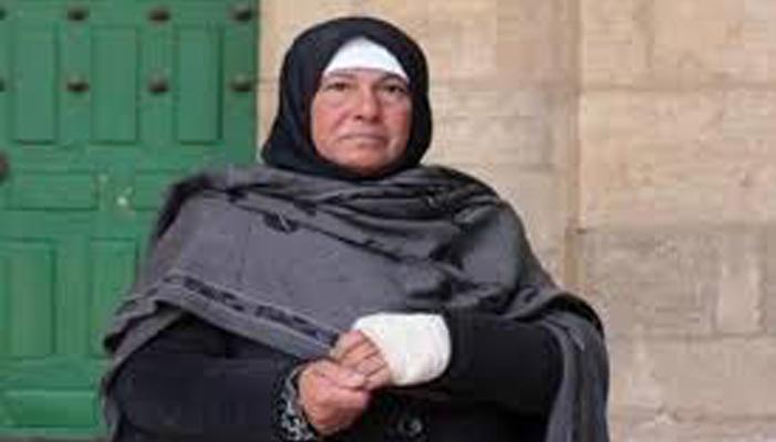 جنود إسرائيليون يعتدون على مسنّة فلسطينية في نابلس بأعقاب البنادق