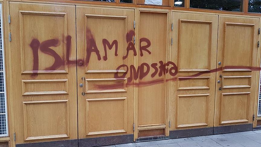 آخرهم “الإسلام دين الشر”.. رسائل الكراهية تستهدف المساجد في الغرب