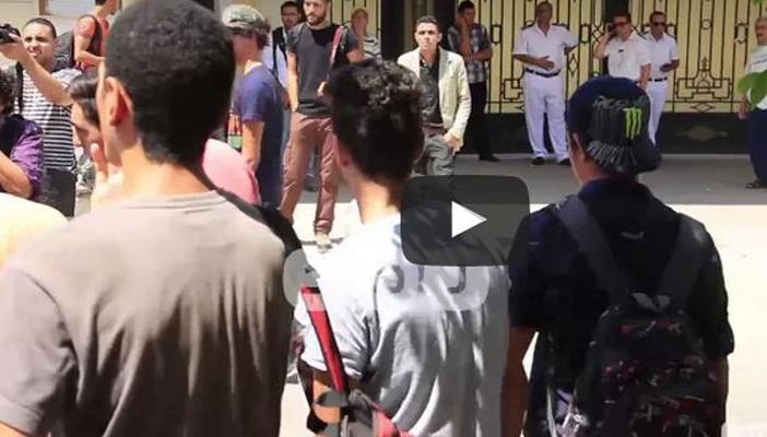 بالفيديو.. ضابط شرطة يرصد بالكاميرا مظاهرة طلابية أمام وزارة التعليم