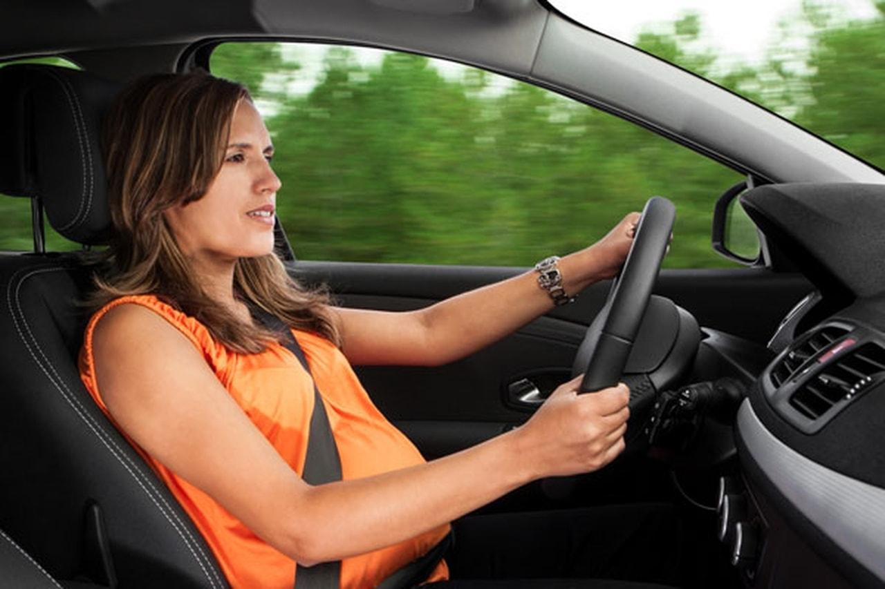 8 نصائح للحامل عند قيادة السيارة.. تعرَّفي عليها