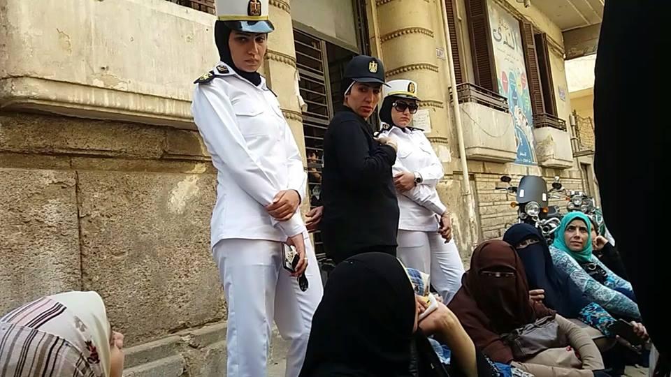 بالصور.. وقفة  لقدامى الخريجين التربويين أمام مجلس الوزراء