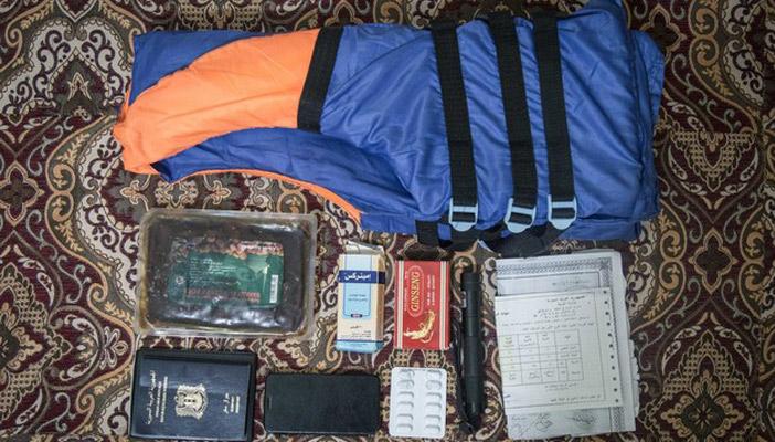 بالصور..٧ أشياء يحملها اللاجئ السوري في حقيبته.. الثالثة لإنقاذ حياته