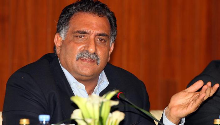 صفحة “عزمي بشارة” تنفي تعرضه للأذى وتحذر من القادم