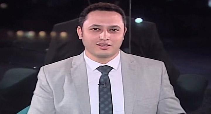 بالفيديو.. مذيع يخرج عن النص ويوجه رسالة رومانسية لزوجته على الهواء