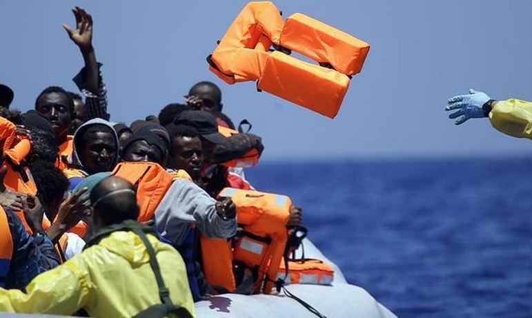 “الإندبندنت”: الأطفال مجانًا.. وسيلة المهربين لإغراء طالبي اللجوء