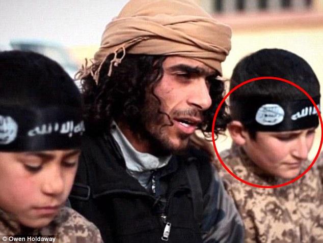 “ديلي ميل” عن الطفل رجب: تم تدريبنا في تنظيم الدولة على قطع الرؤوس