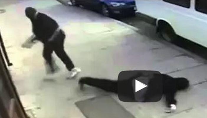 بالفيديو.. بريطاني يعتدي على مسلمة محجبة ويهرب