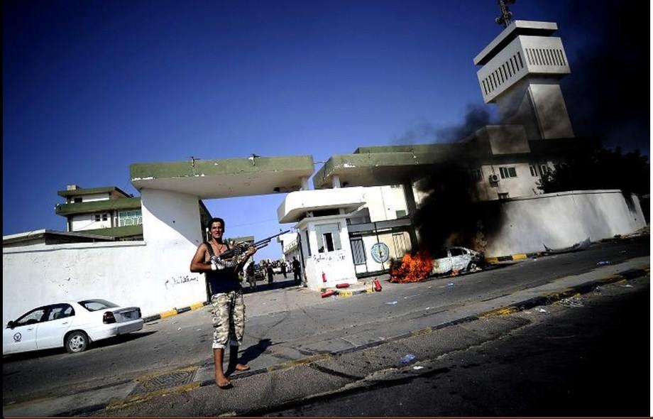 انفجار بجوار سجن الهضبة الليبي الذي يضم رموز حكم القذافي