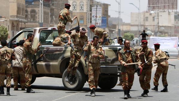 الجيش اليمني يُعيد فتح طريق رئيسي يربط العاصمة بعدة محافظات