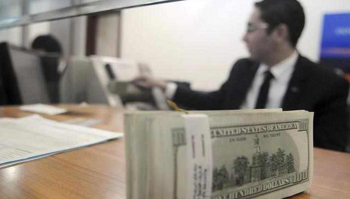 رويترز: نقص الدولار في مصر يضرب جيشا من المؤسسات الصغيرة والمتوسطة