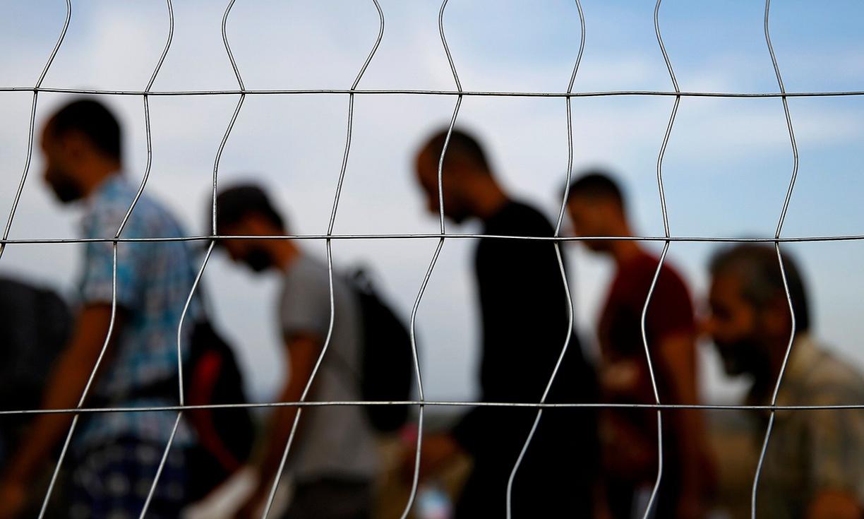 “الجارديان”: العالم يرحب بالسوريين و اليابان تمتنع