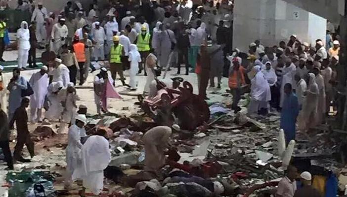 عاجل .. سقوط رافعة في الحرم المكي بسبب الرياح وأنباء عن سقوط قتلى