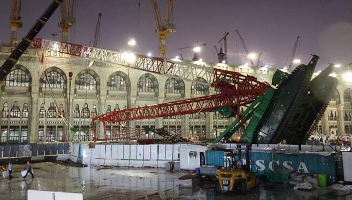 بالصور والفيديوهات.. حادث الحرم المكي يُشعل مواقع التواصل الاجتماعي