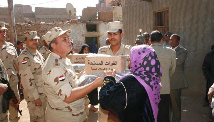 الجيش يوزع 68 ألف كرتونة بالمنيا.. والأهالي: “اطعم الفم تستحي العين”