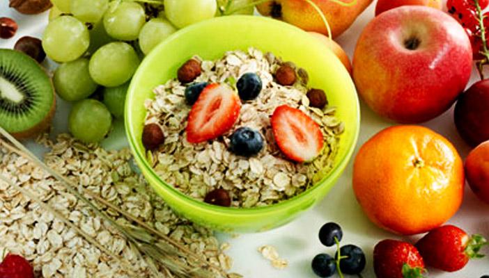 من العنب إلى الأسماك.. تعرف على الأغذية التي تحارب الشيخوخة