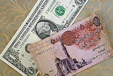 المضاربون يدفعون الدولار للصعود بالسوق الموازية في مصر