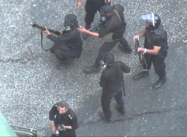 بالفيديو …خبراء المفرقعات يطلقون النار علي قائد سيارة