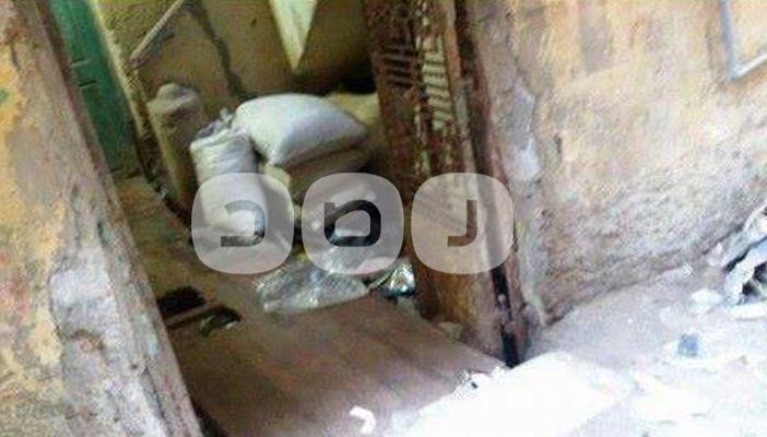 بالصور.. أجولة الدقيق وسط مياه الصرف بـ”ميت سلسيل”