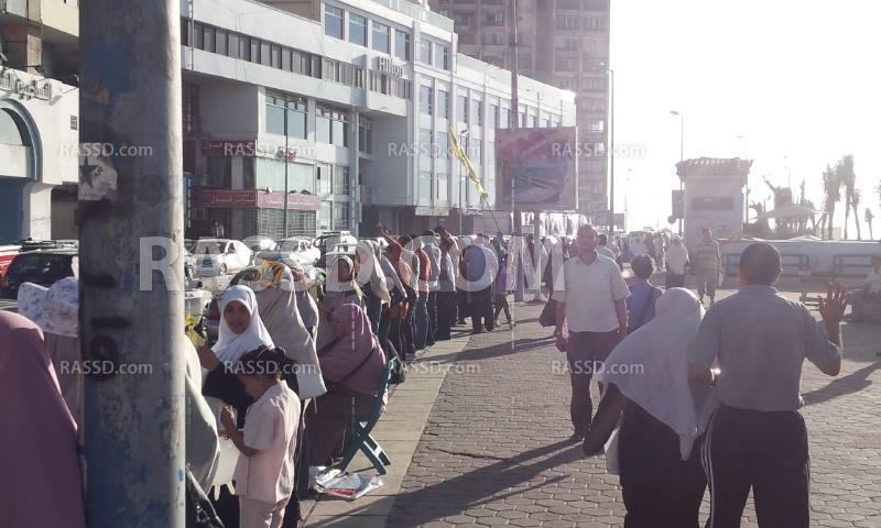 سلسلة بشرية رافضة للانقلاب بالإسكندرية