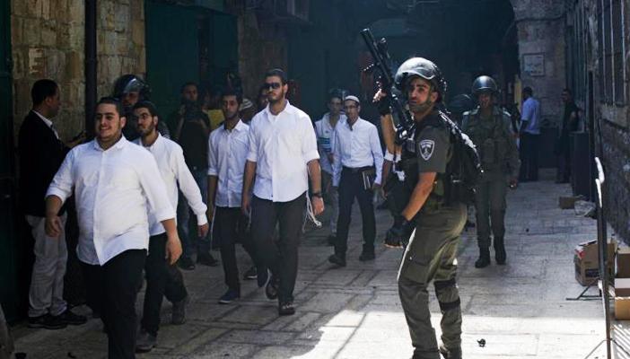 جيش الاحتلال يعاود اقتحام المسجد الأقصى ويحطم بواباته