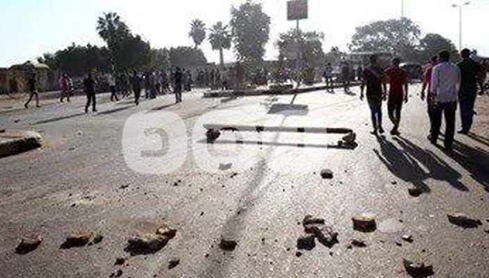 عمال شركة “مصر إيران” يقطعون طريق “منيا القمح” للمطالبة بصرف رواتبهم