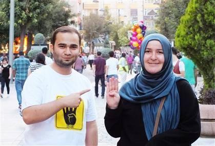 مصمما شعار رابعة:اللون الأصفر يرمز للقدس والأسود للكعبة