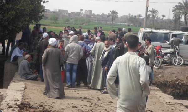 أهالي يقطعون طريق مصر أسوان لتضررهم من انقطاع المياه