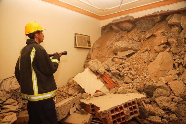 الدفاع المدني السعودي: إصابتان في انهيار جزء من جبل على سقف عمارة بمكة