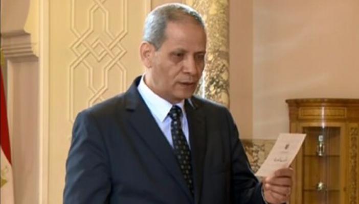 “بروفايل” وزير التعليم على “الفيس بوك”.. شتائم ونساء وأخطاء لغوية