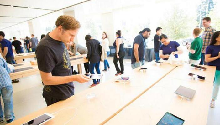 بالصور.. “آبل” تعيد افتتاح متجرها الأساسي بتصميم جديد