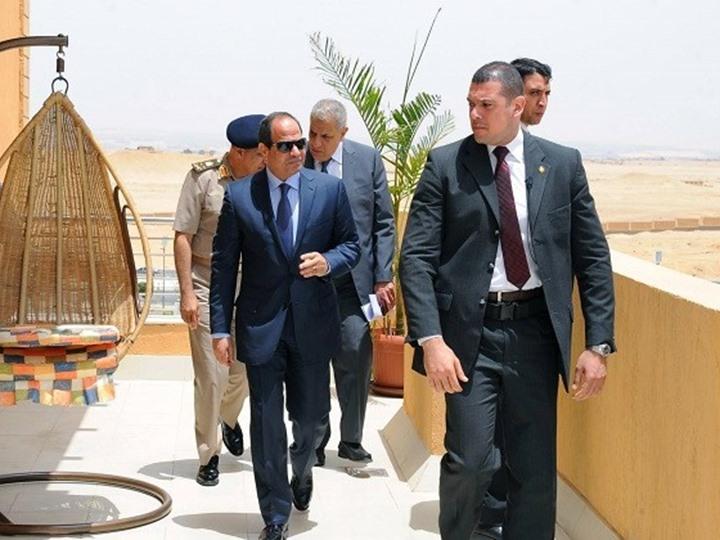 آخرها مع كلينتون.. 4 مواقف محرجة تورط فيها حرس السيسي في لقاءات رسمية