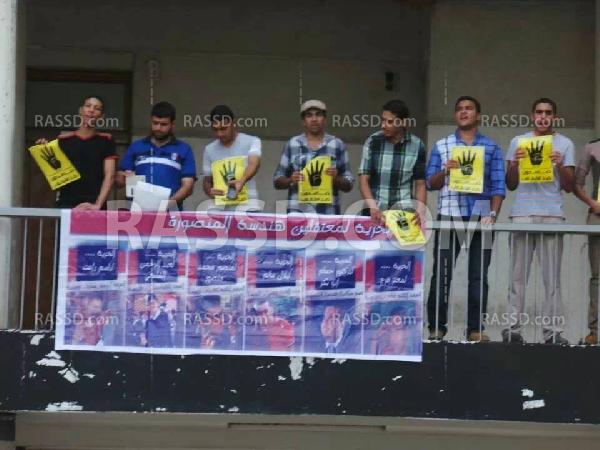 سلسلة بشرية لطلاب المنصورة للإفراج عن المعتقلين