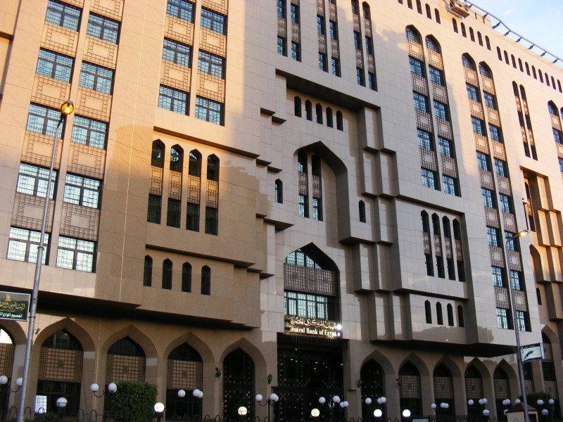 “المركزي”: وزير الاستثمار وراء ارتفاع “الدولار” في السوق السوداء