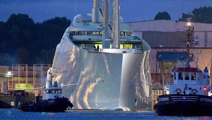 بالصور.. إبحار أكبر يخت في العالم خلال رحلته الأولى