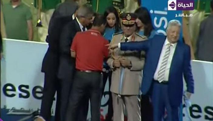 بالفيديو.. مرتضى منصور يرمي ميداليات الأهلي بعد تجاهل عبد الصادق له