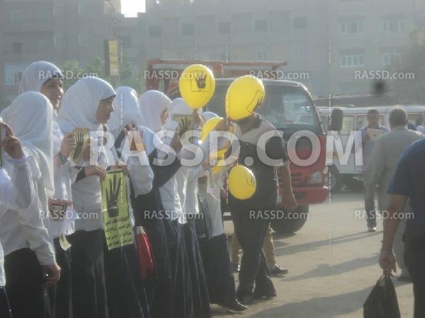 طلاب وطالبات البدرشين يهتفون ضد الانقلاب