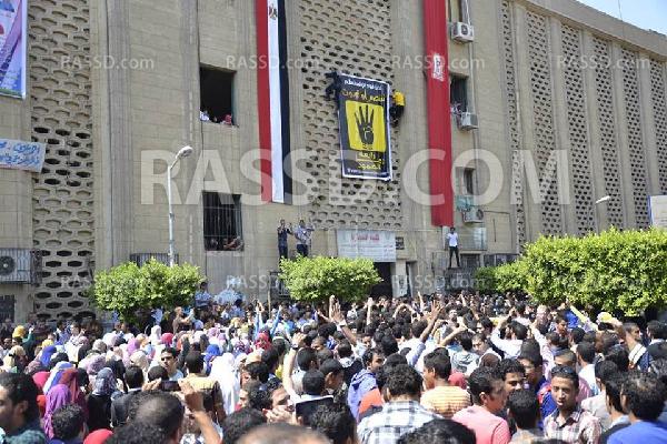 صور.. طلبة القاهرة يرفعون علامة رابعة على مبنى تجارة