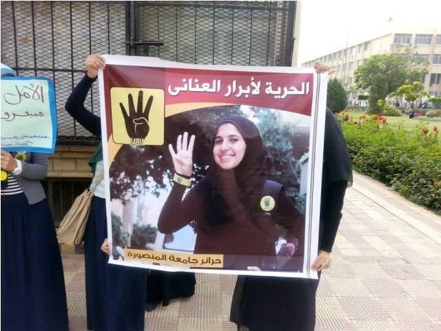 أهالي “منة” و”أبرار”: رغم العفو.. إدارة السجن لم تُخل سبيلهما حتى الآن