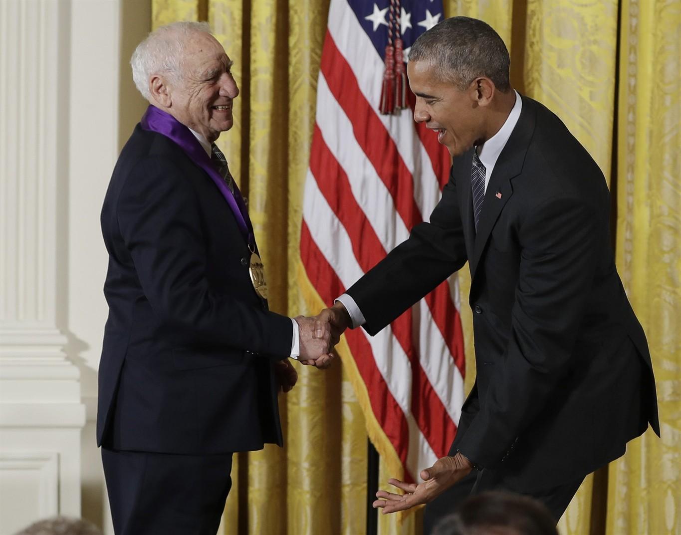 بالفيديو.. ممثل كوميدي يحاول شد “بنطلون” أوباما