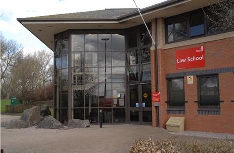 “الجارديان”: القبض على طالب مسلم لقراءته كتاب “دراسات الإرهاب”