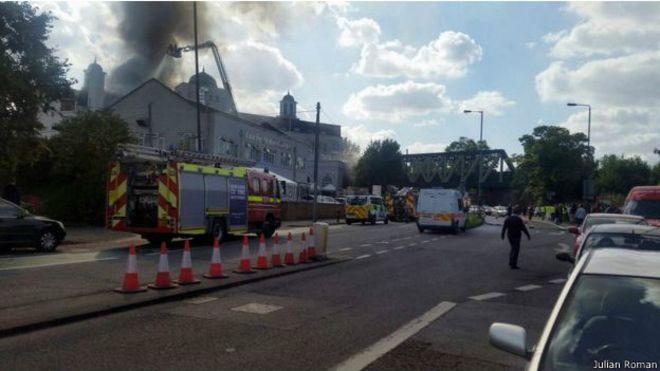 بالصور.. حريق كبير في مسجد بمنطقة موردن جنوب العاصمة البريطانية